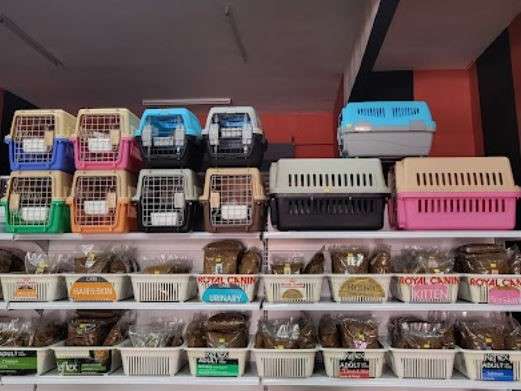 Pelbagai peralatan ada dijual di Twins Pet Shop.